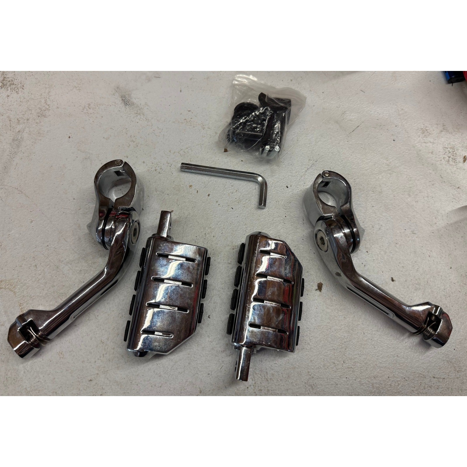 1-1/4″ 1.25″ Motorcycle Highway Crash Bar Foot Pegs Fit For Harley Touring