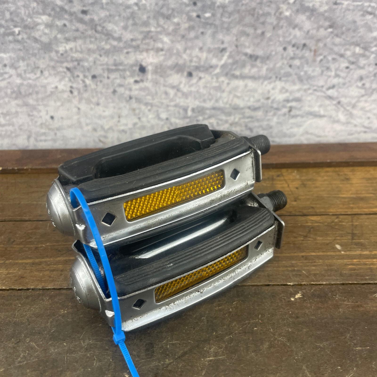 Lowrider Bow Pedals 1/2 in Balloon Tire Cruiser Klunker Muscle Block Curved 1PC