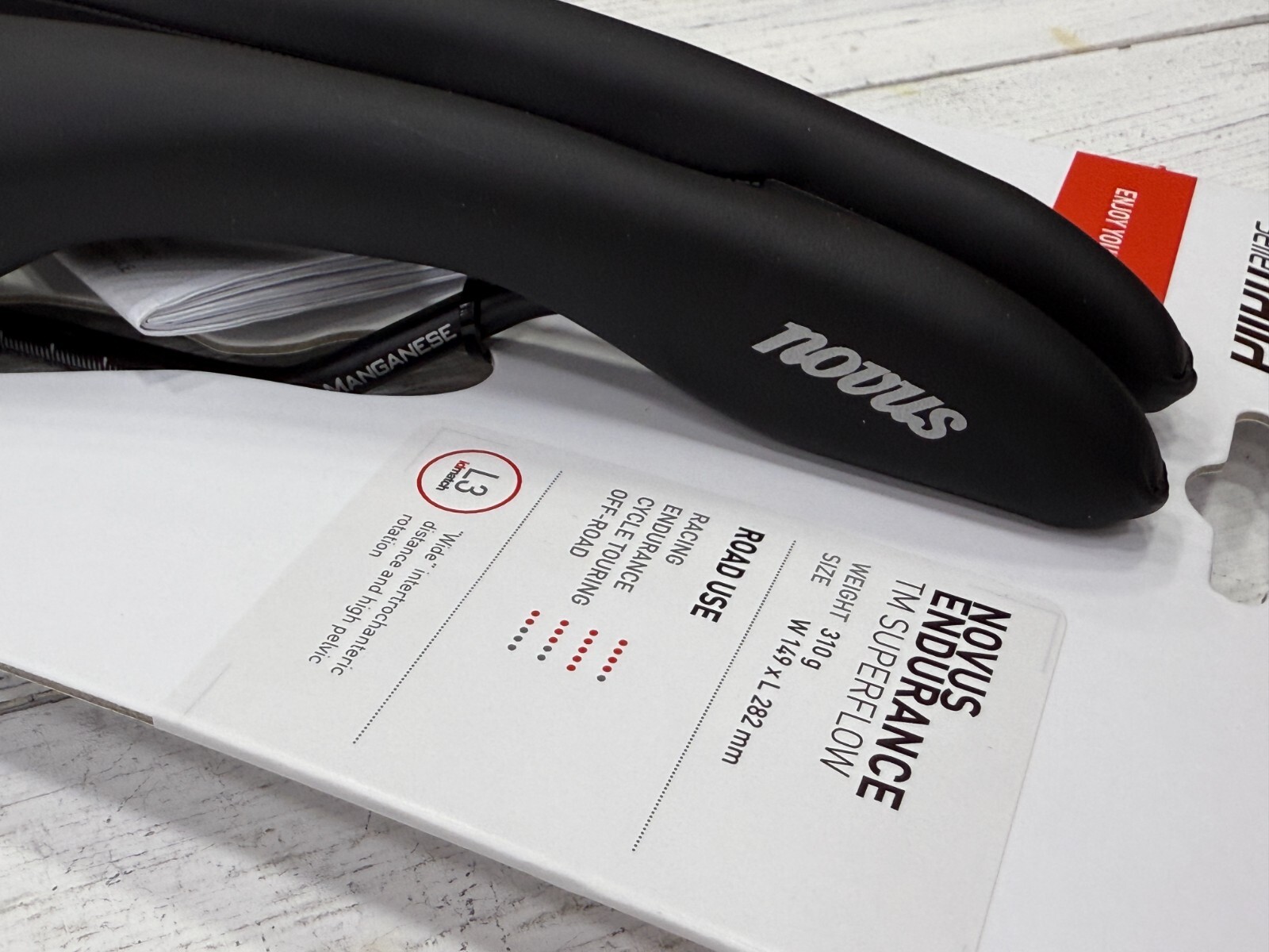 Selle Italia Novus Endurance TM Superflow Manganese Rail L3 149x282mm) Saddle