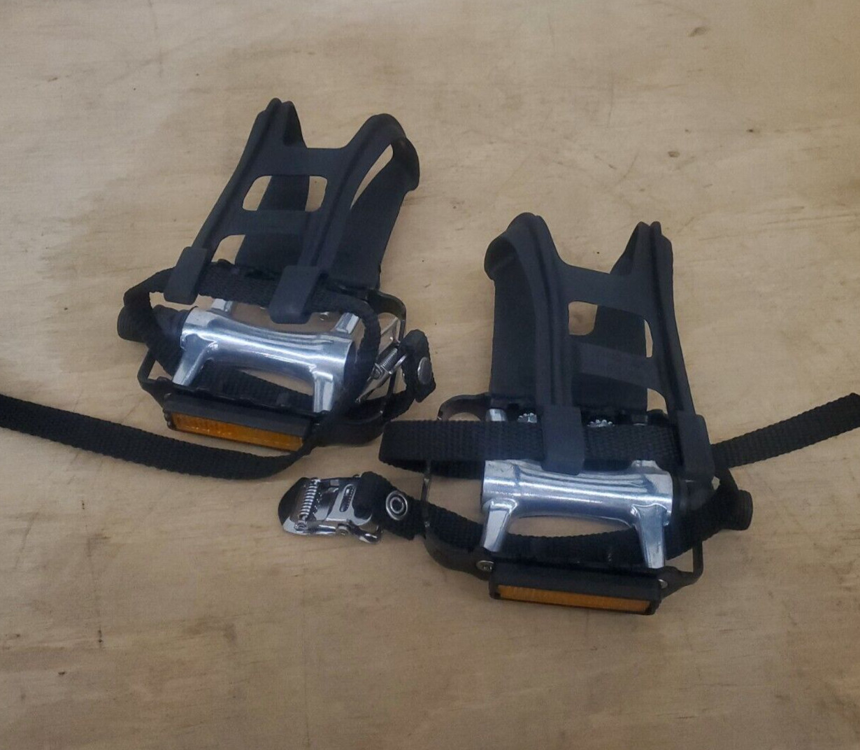 Bicycle Platform Pedals with Plastic Toe Clips and Straps (9/16″)