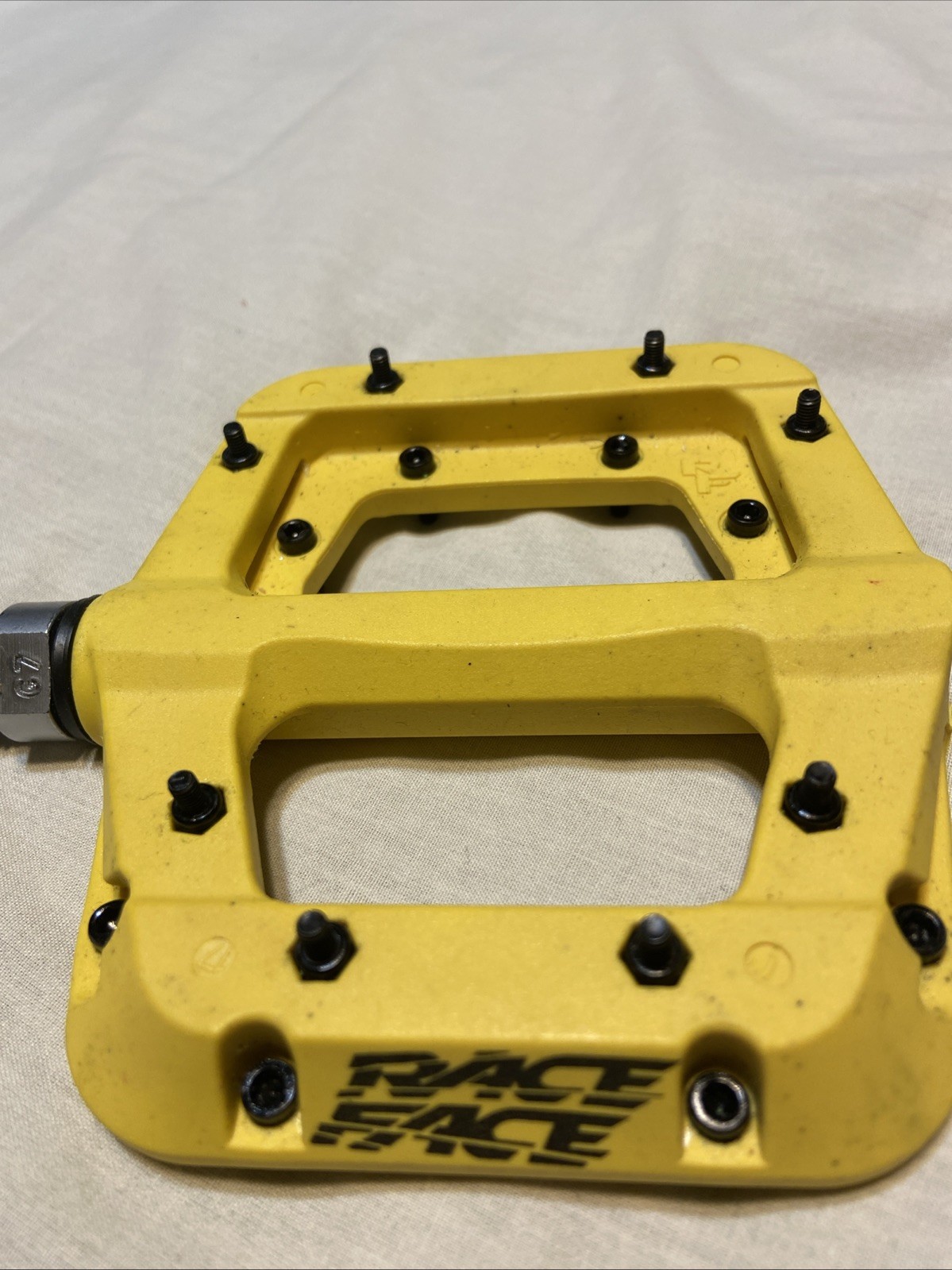 Race Face Chester Composite (R)Pedal (1/2-set ) 9/16″ – Yellow Replacement Pc.