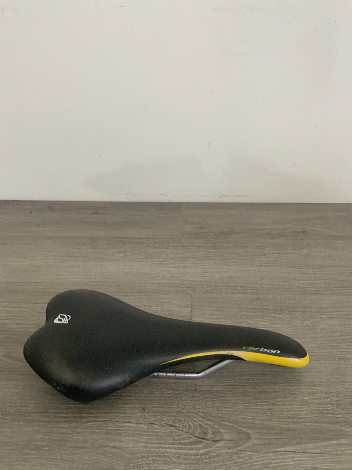 VELO SADDLE CHROMOLY CARBON 135 MM X 275 MM 210 GRAMS