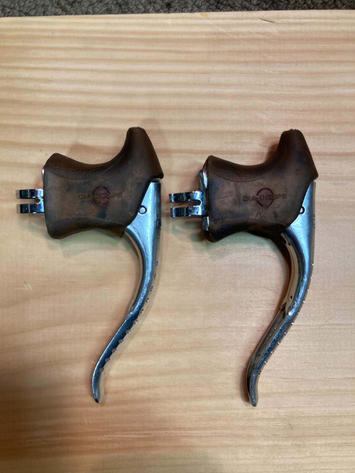 Vintage Shimano 600 Arabesque Brake Lever Set wiith Non-aero Dia Compe Hoods