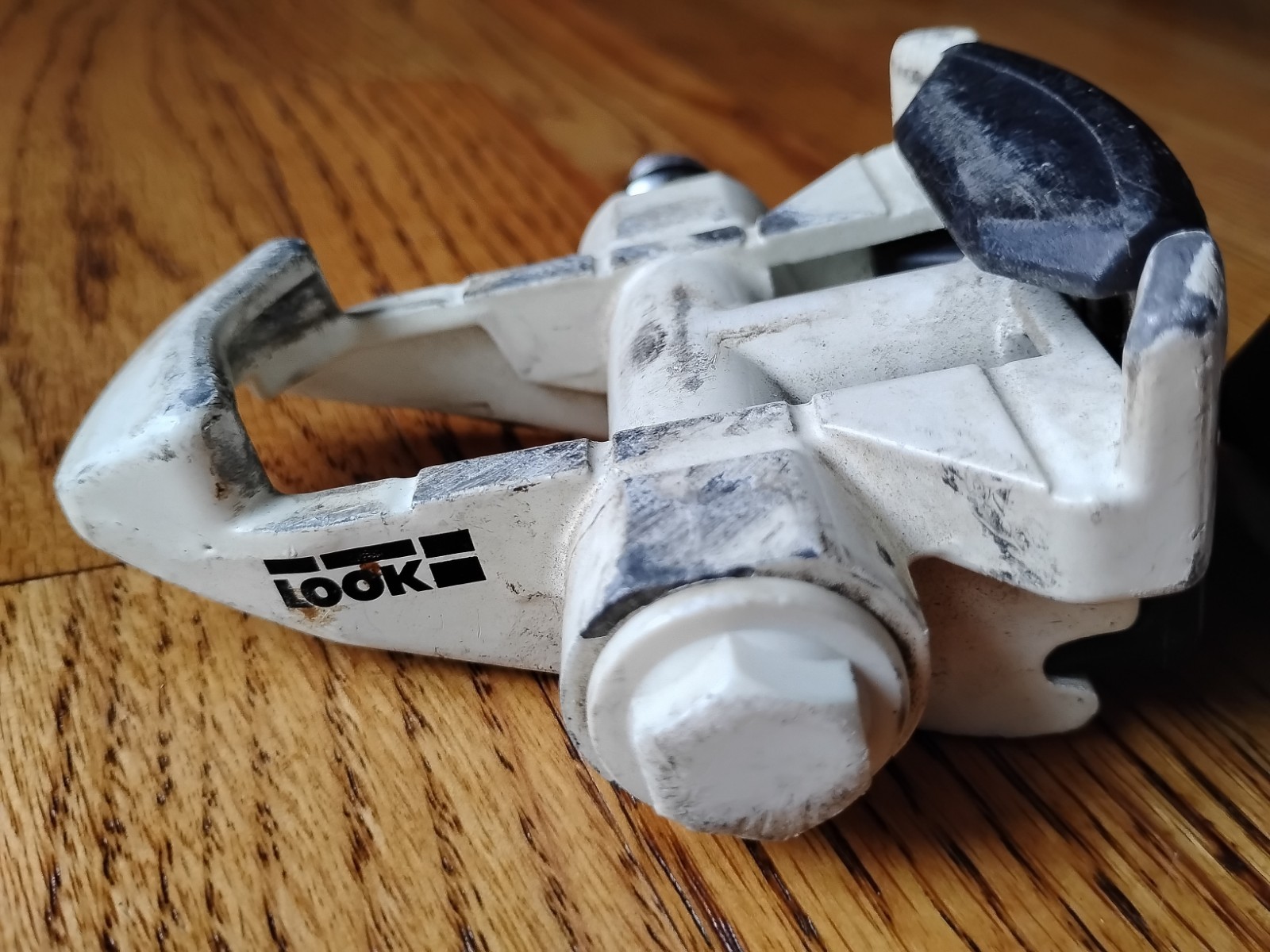 Vintage 1980’s Look Clipless Pedals 9/16″ White