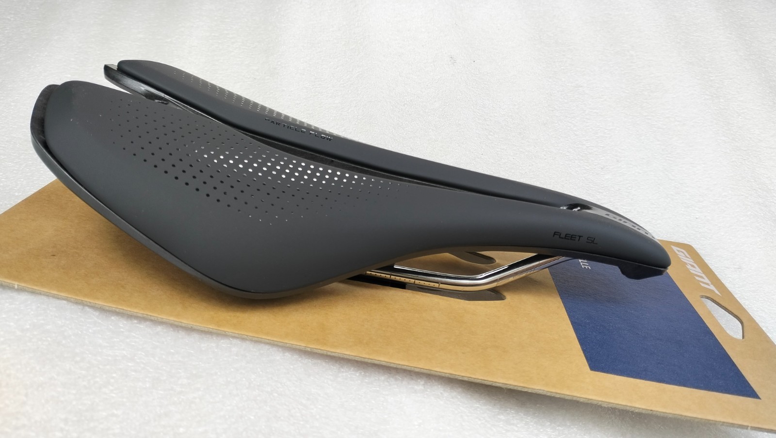 GIANT FLEET SL BLACK SADDLE 248X145MM SHORT NOSE CARBON COMPOSITE WEIGHT 222g