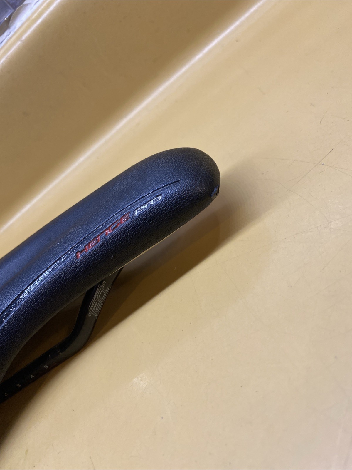 Black Specialized Henge Pro Carbon Body Geometry 260m X 159mm Carbon Rail Saddle