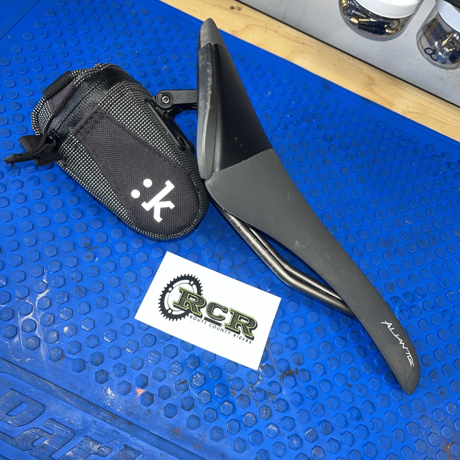 Fizik Aliante R3 Men’s Saddle – Black Carbon With Integrated Seat Bag