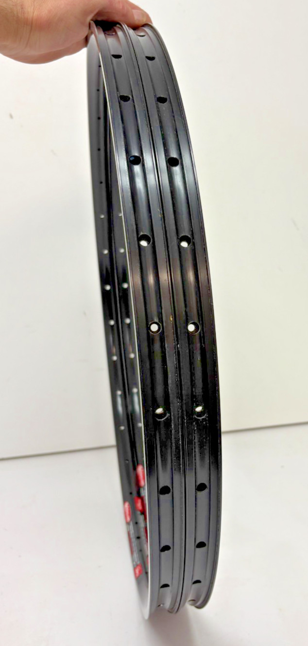 (2) Stan’s No Tubes 32-Hole Black Aluminum 559×21/26″ Mountain Bike Rims GREAT