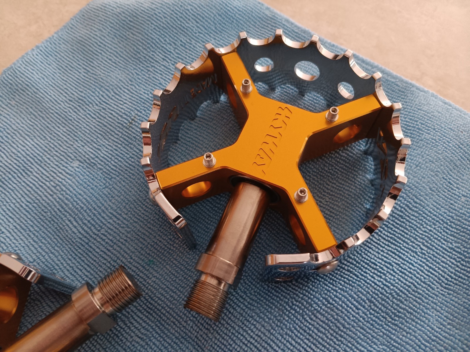 Bullseye Skyway Cage Pedals Chrome and Gold 9/16