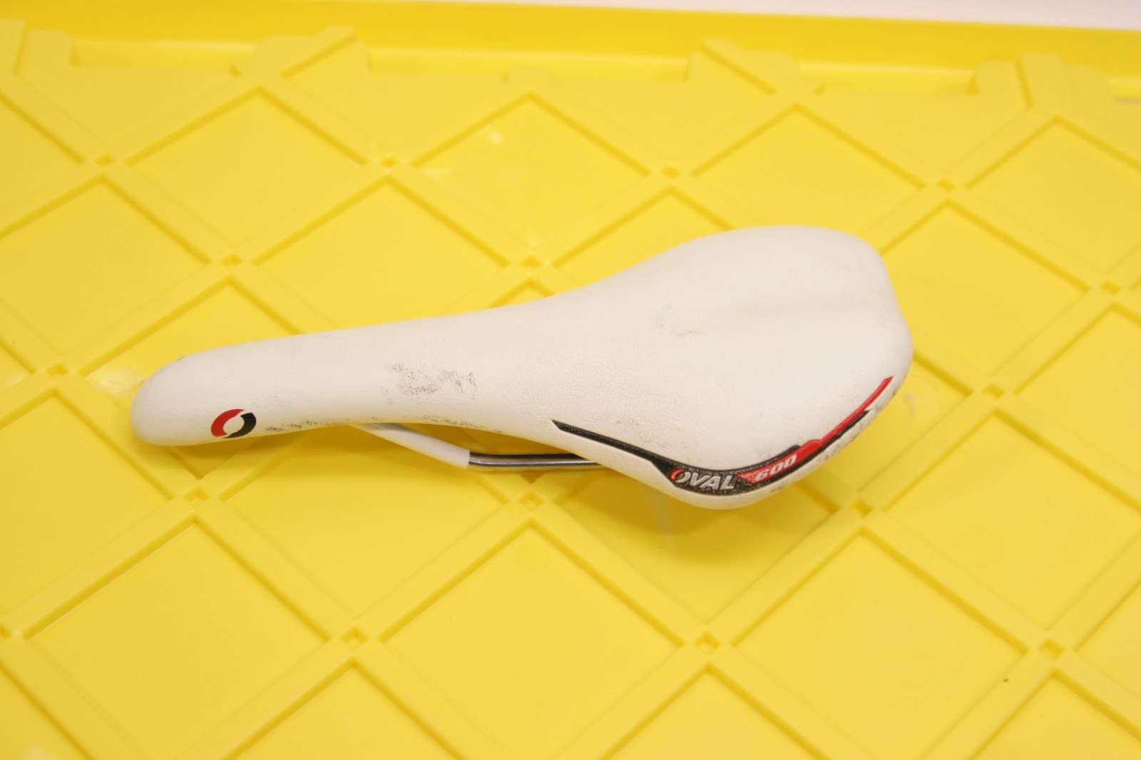 Oval Concepts 600 Saddle 130×280 mm CrN/Ti rails White 601