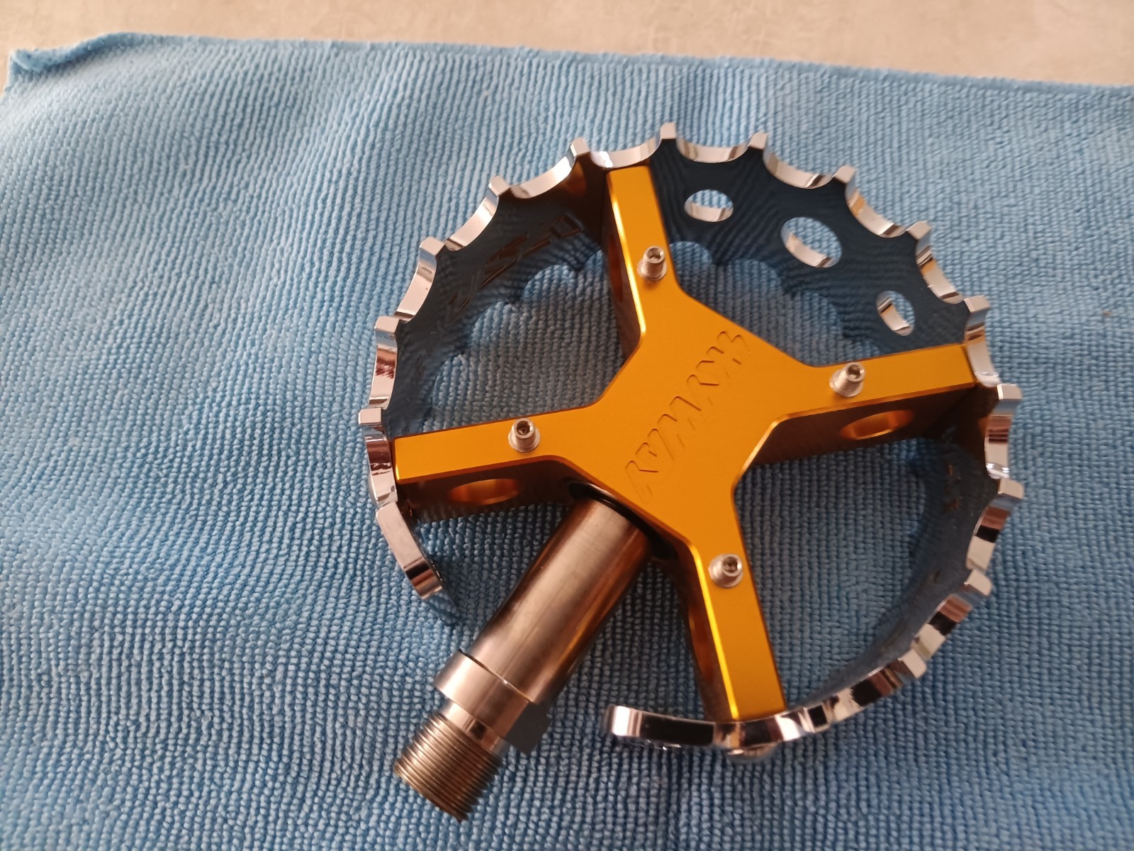 Bullseye Skyway Cage Pedals Chrome and Gold 9/16