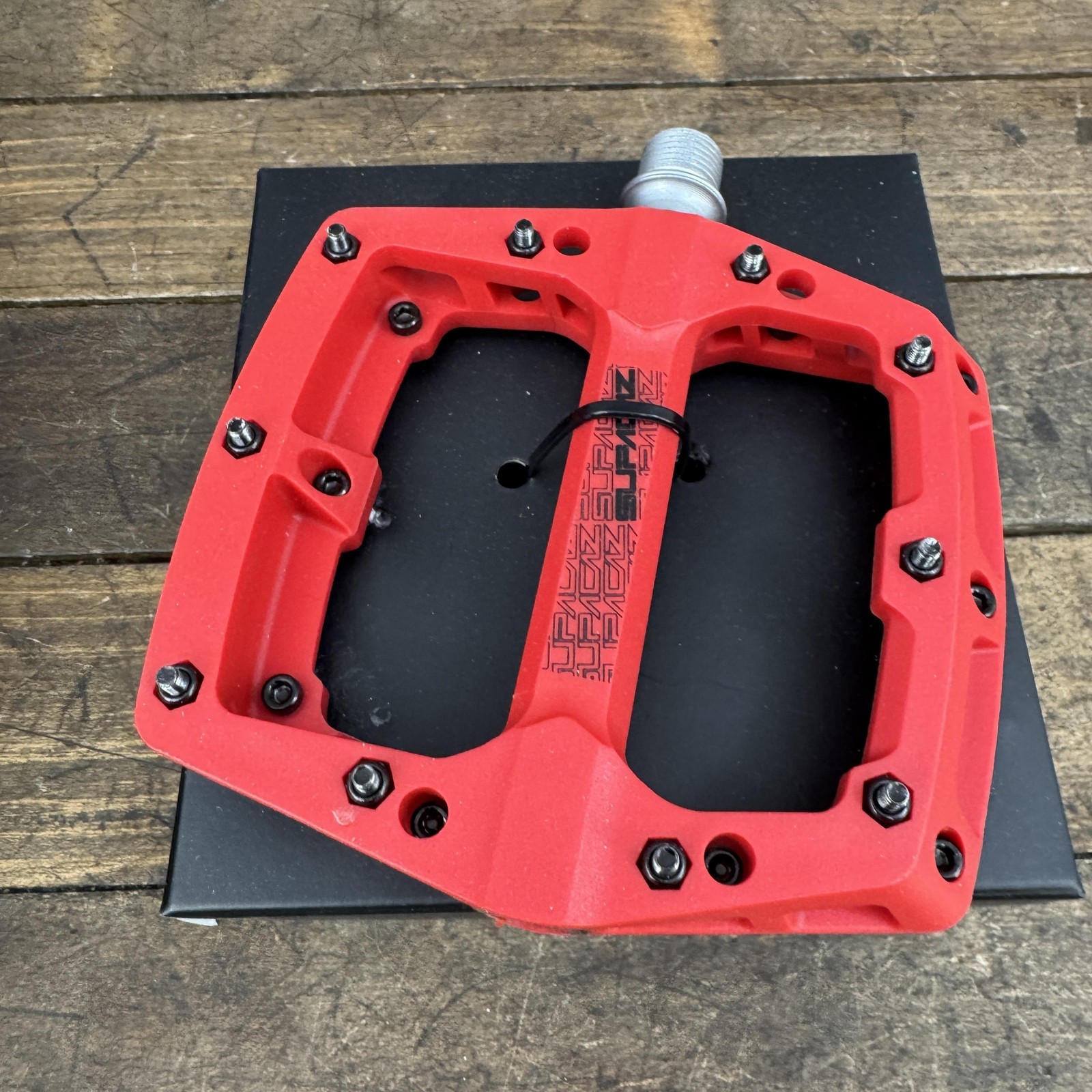 Supacaz Smash Flat Platform Bike Pedals 9/16 Red Composite Pair Pair 2 Pedals