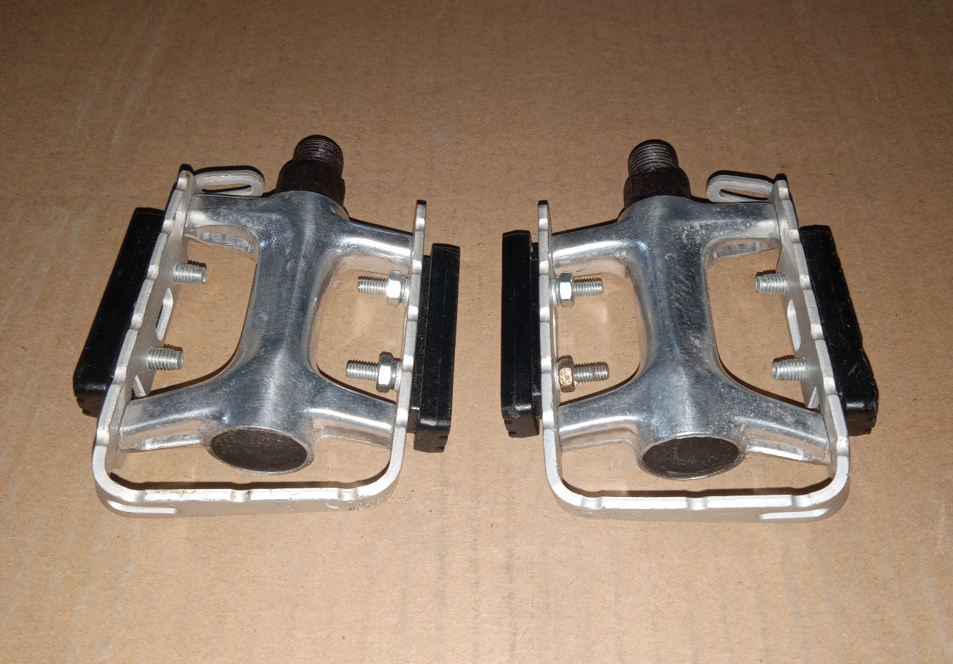 Wellgo LU-944 Mountain Biking Road Touring Pedals 9/16″ Silver Color