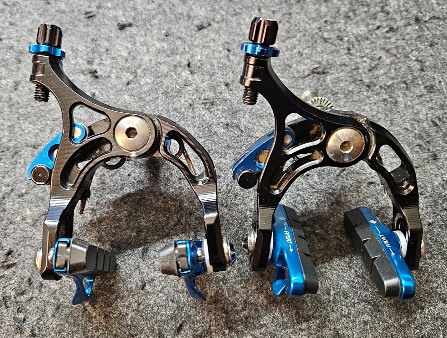 FEATHER BRAKES CNC ROAD CALIPER BRAKES ULTRALIGHT BLACK AND BLUE ANODIZED 230 G