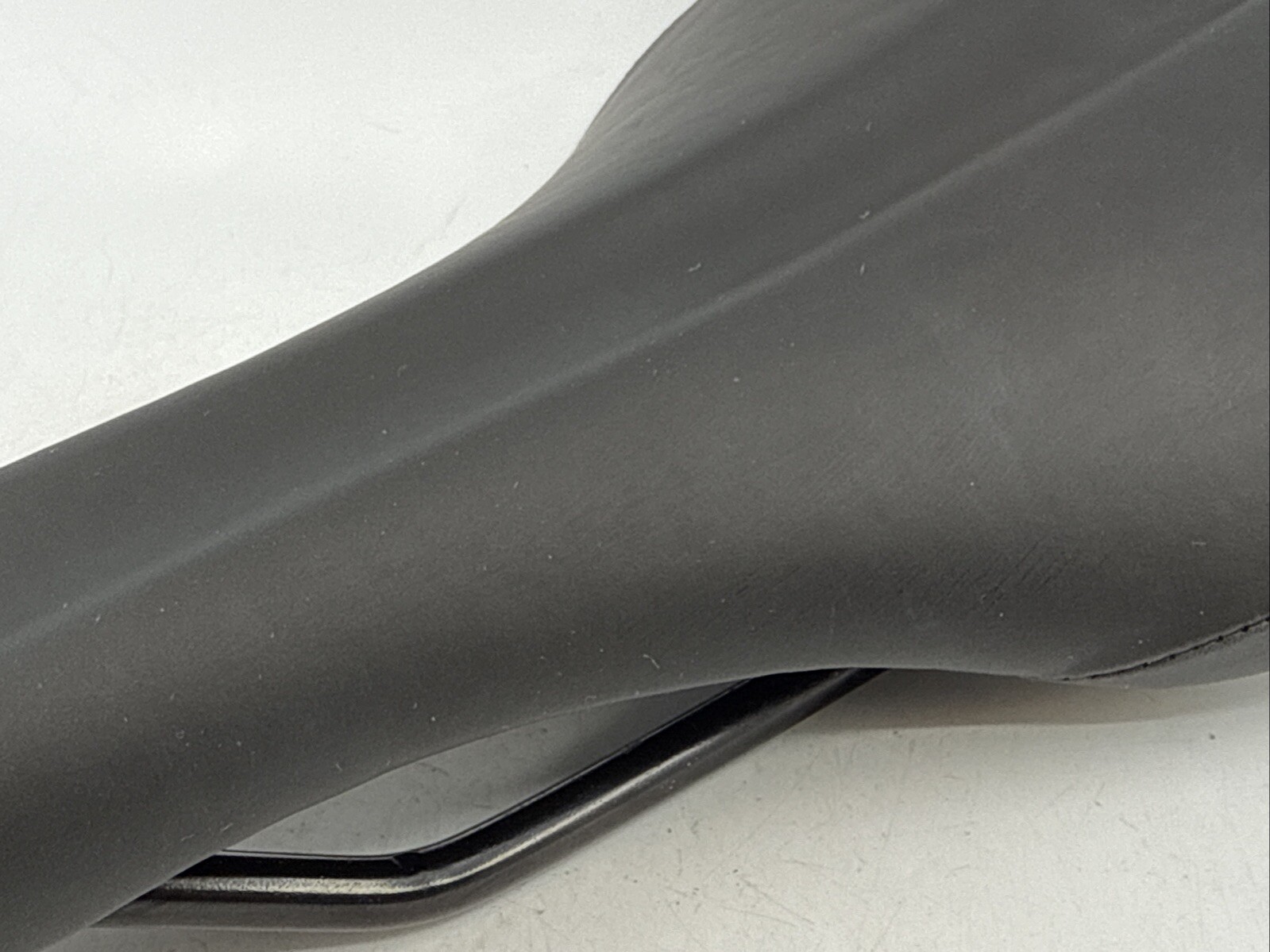 SDG FALCON 280mm x 140mm Steel Rail Black & White Saddle NEW BIKE TAKE-OFF