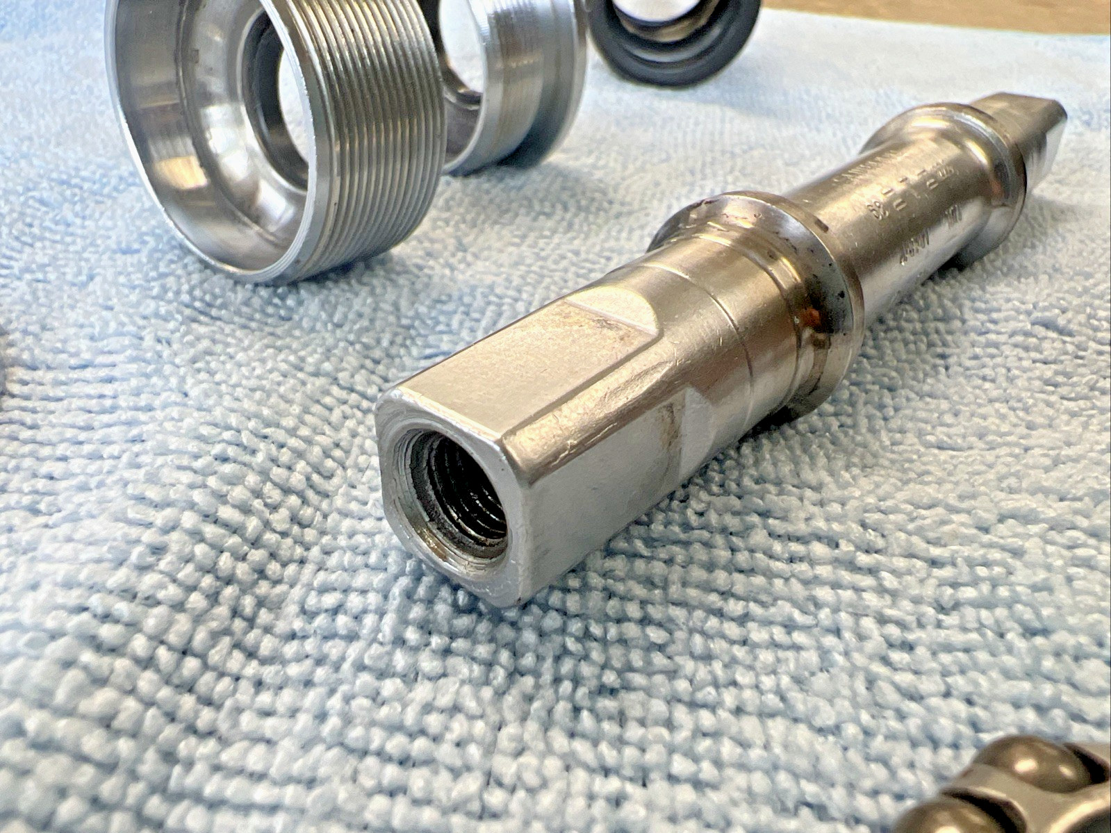 Shimano Deore XT BB-M730 Bottom Bracket – 68 x 122.5MM BSA English