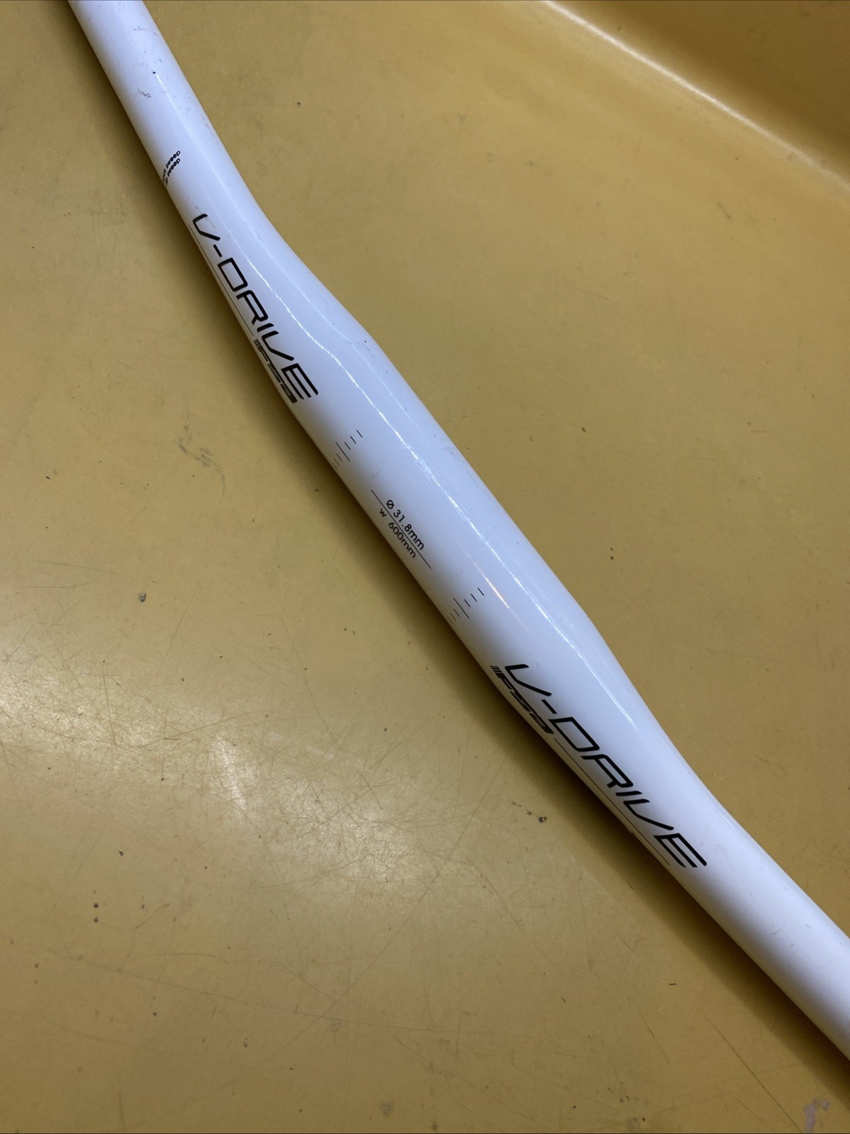 White FSA V-Drive Aluminum 600mm x 9* x 4* x 31.8 Flat Handlebar