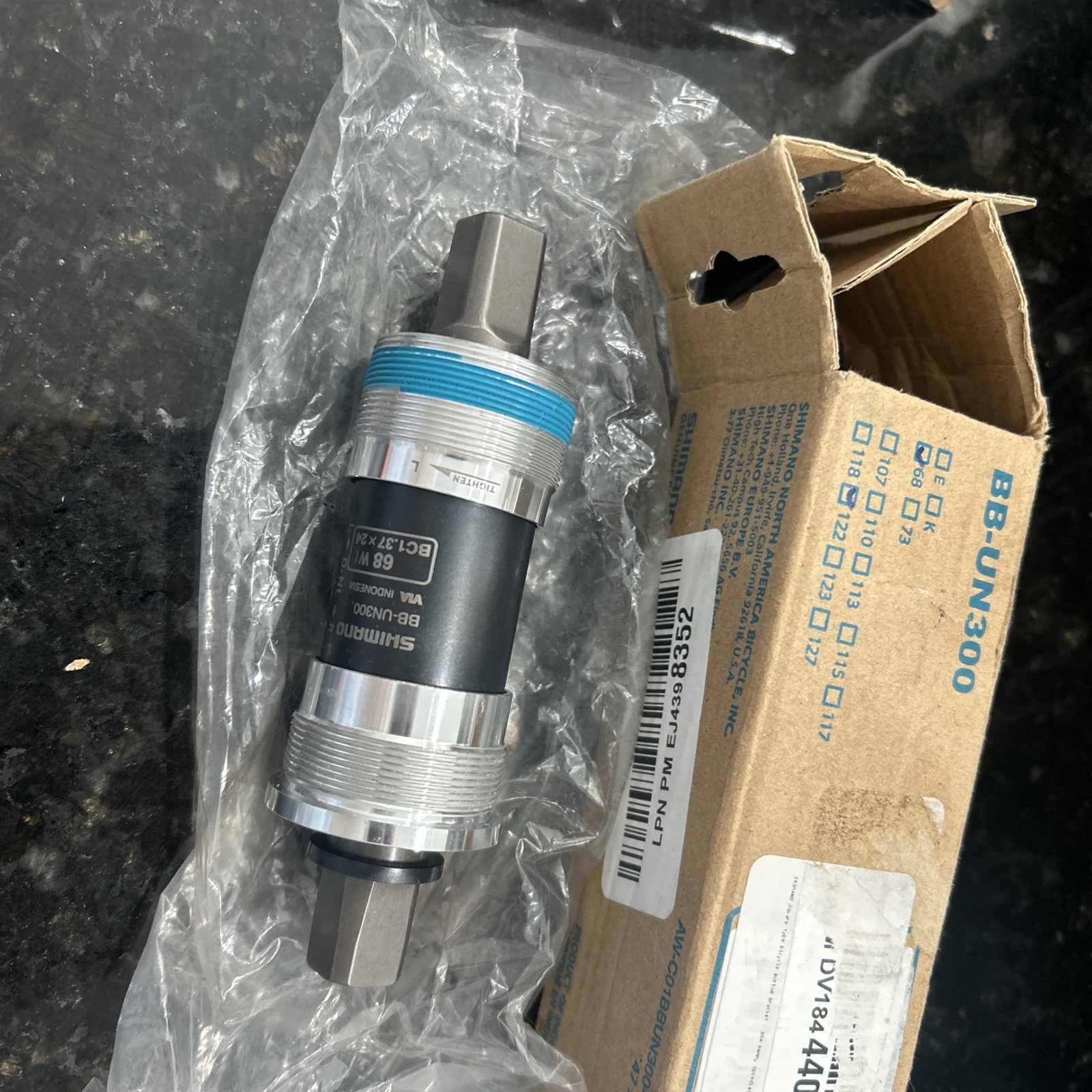 Shimano BB-UN300-E Bottom Bracket Eng (68 X 122.5mm)