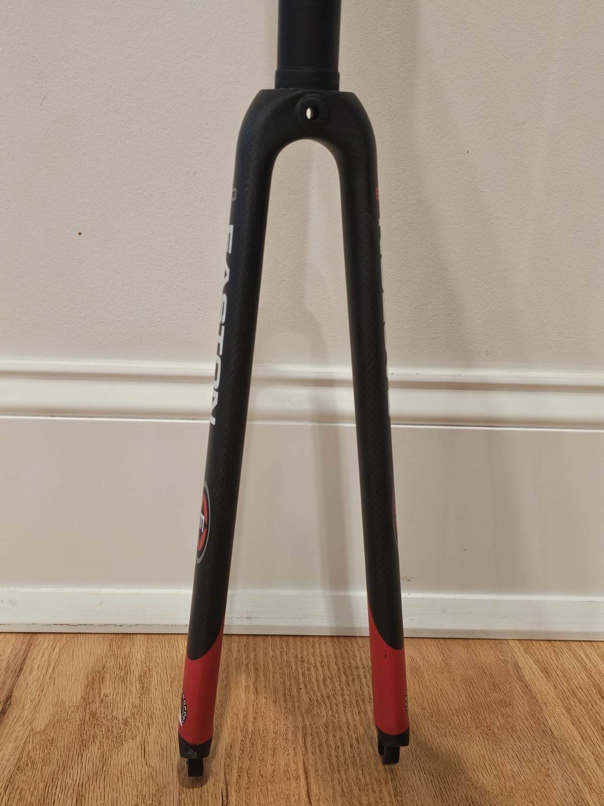 Easton EC90 Aero Carbon Fork 650c 1-1/8″ 300mm Steerer Red/Black