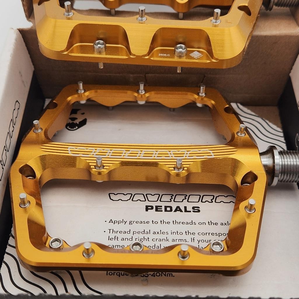 Wolf Tooth Waveform Gold MTB Pedals Platform Large Alloy 9/16″ OPEN PACKAGE