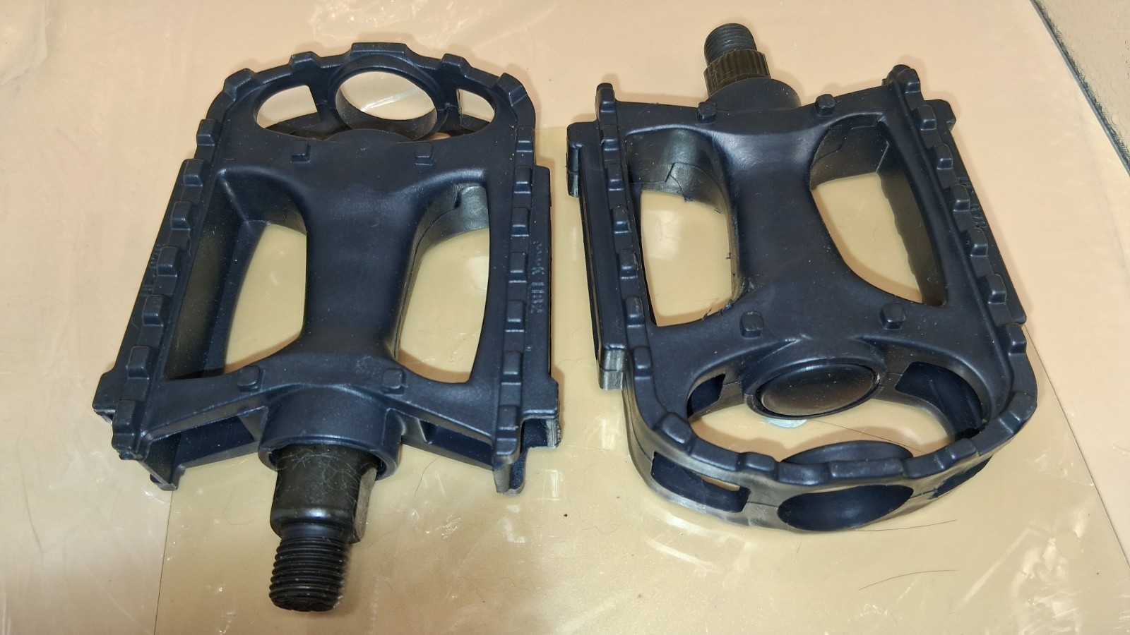 Black Plastic Flat/Platform Bicycle Pedals w/ Reflectors, 9/16in, Loose BB