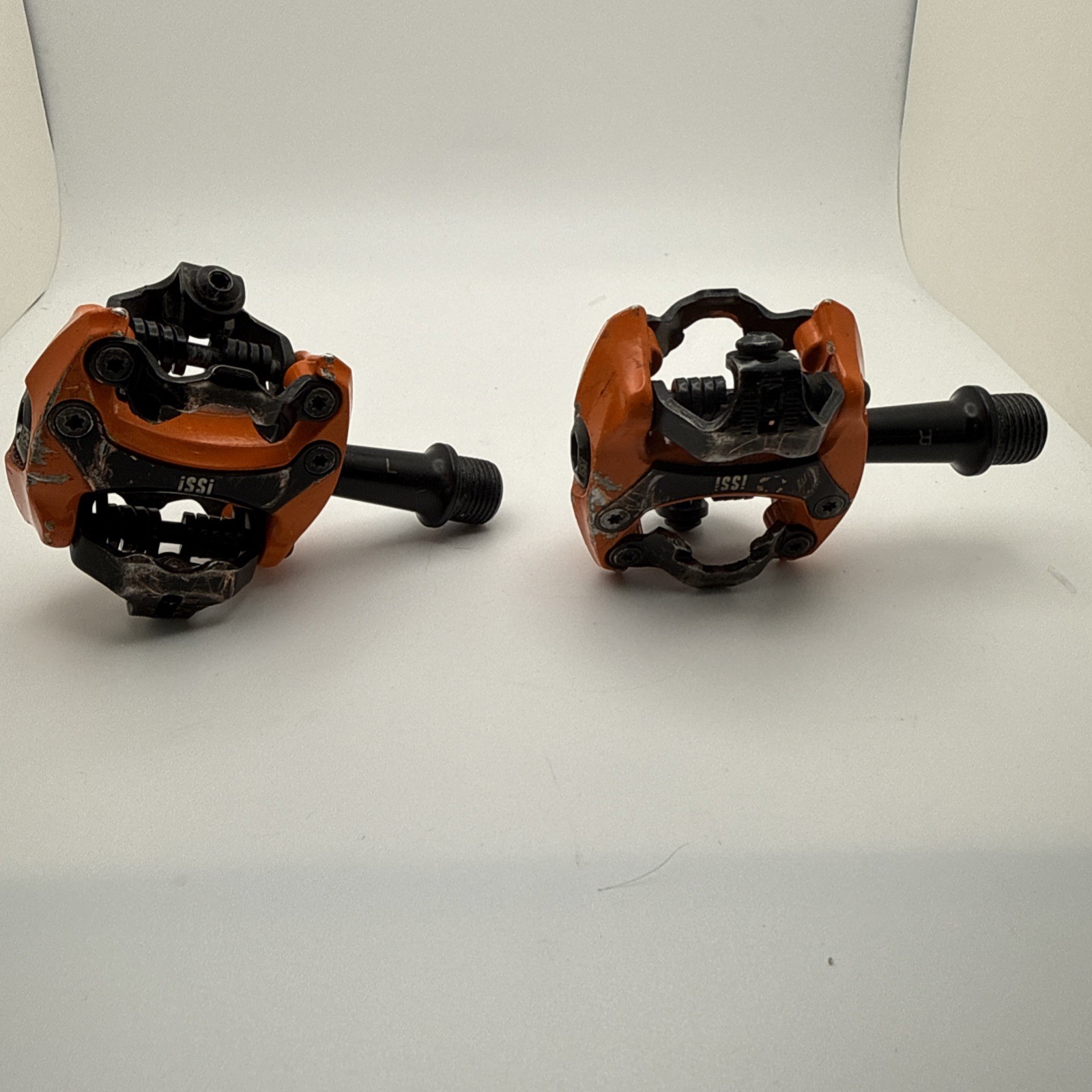 iSSi Flash dual sided SPD clipless MTB pedals in Orange