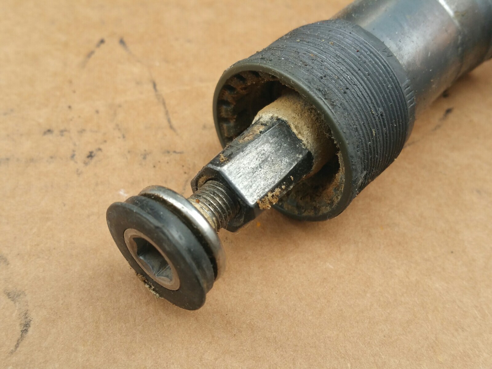 Shimano BB-UN52 Cartridge Bottom Bracket 73mm Shell 114mm Spindle made in Japan