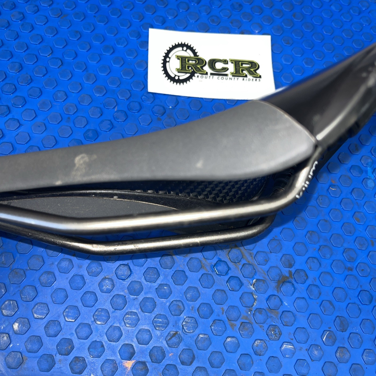 Fizik Aliante R3 Men’s Saddle – Black Carbon With Integrated Seat Bag