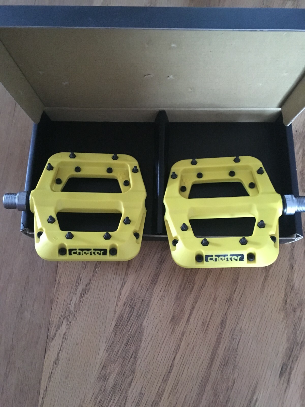Race Face Chester Platform Mountain Bike Pedals 9/16″ / Yellow with Razer Grips