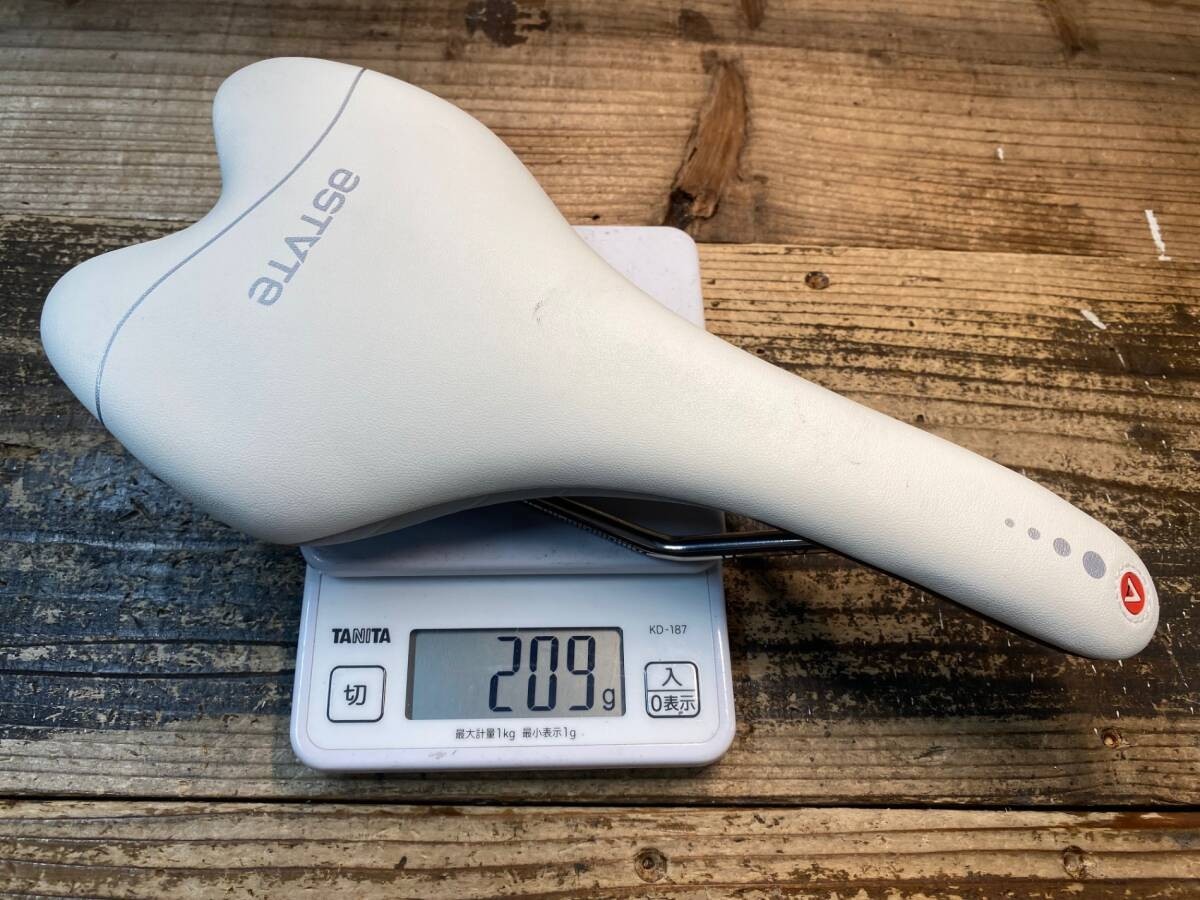 ASTUTE Skyline SR Saddle White with Titanium Rails Lightweight and comfortable