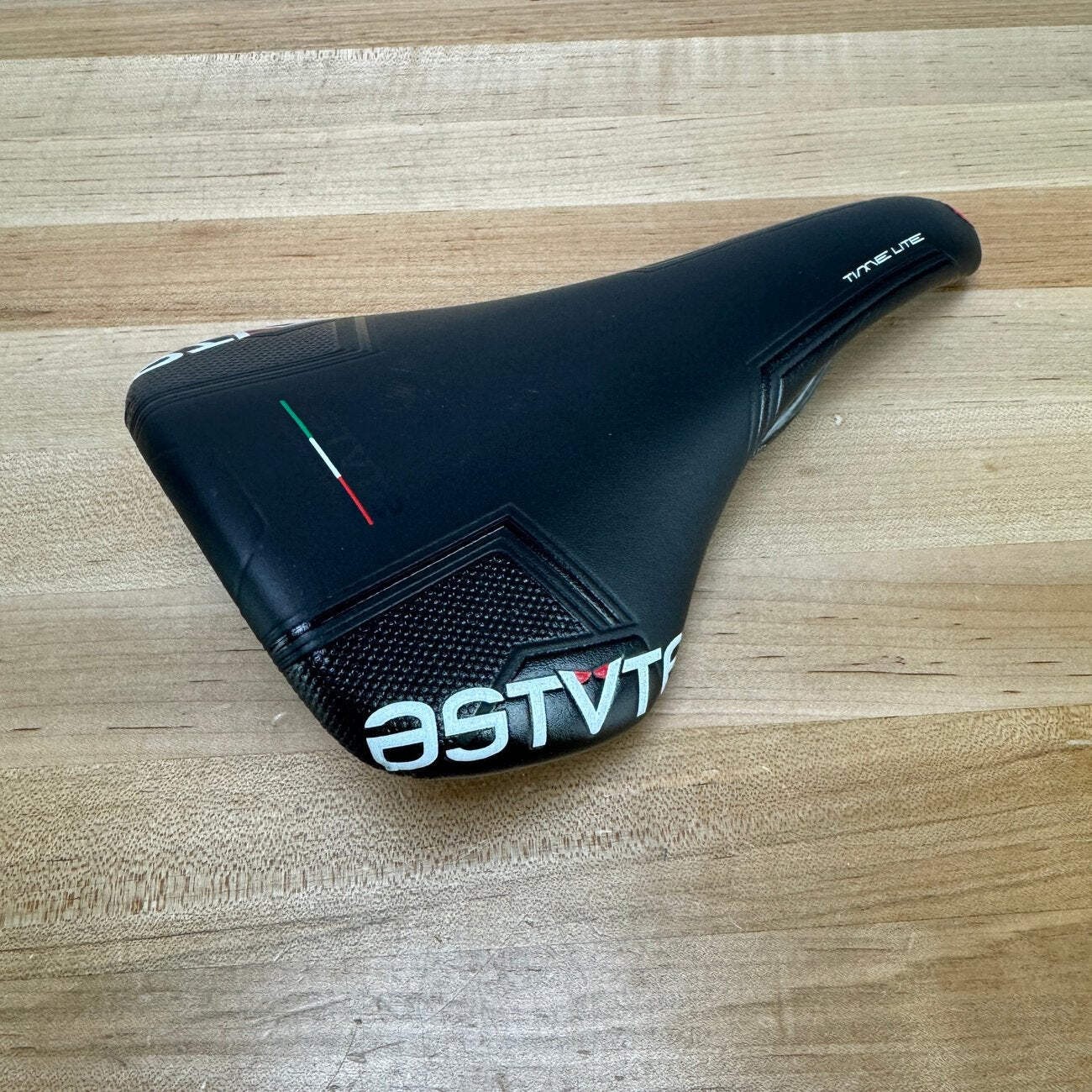 Low Mile! Astute Time Lite 7x9mm Carbon Rails 138mm Bike Saddle 189g
