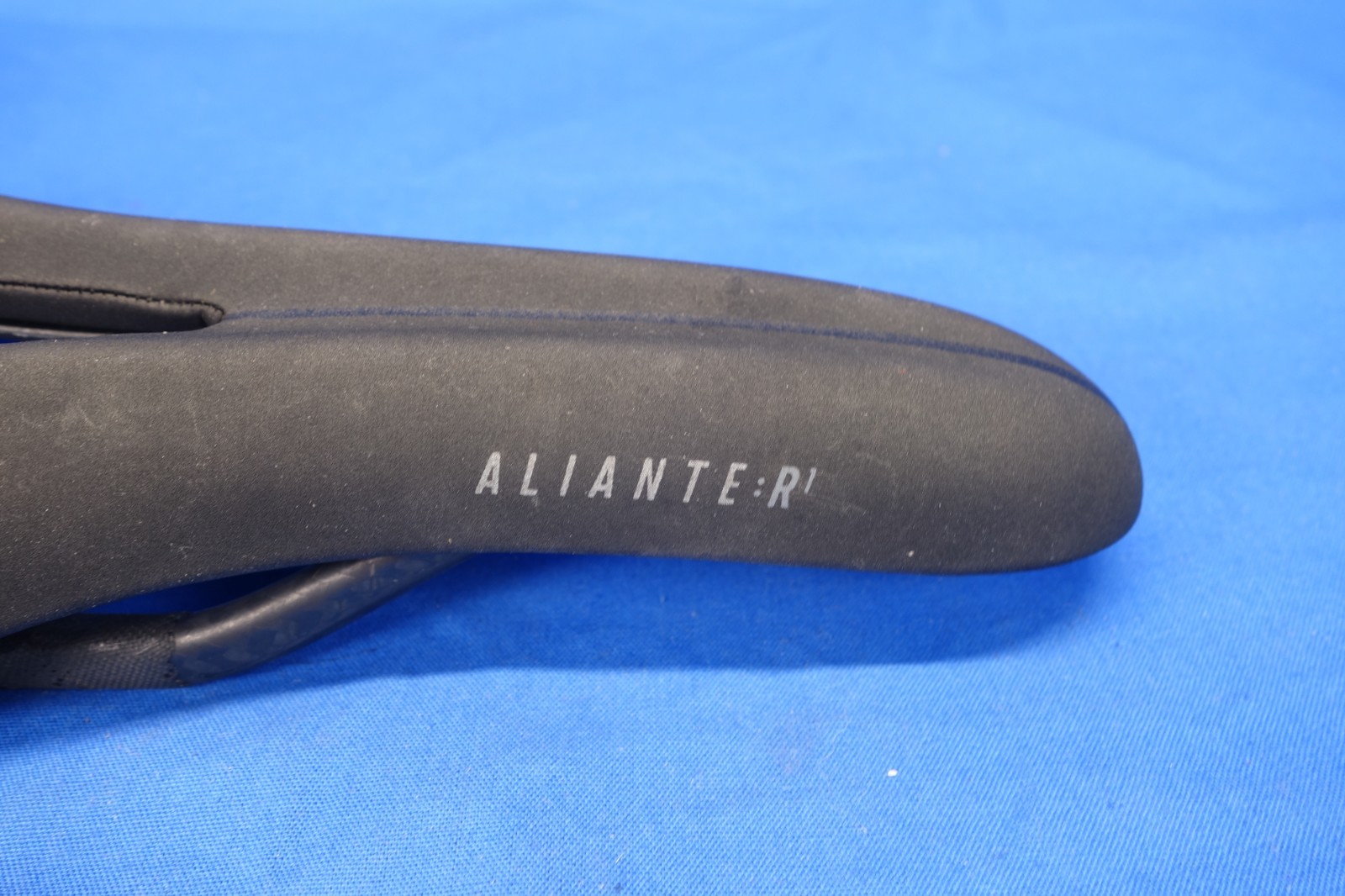 Fizik Aliante Open R1 Bike Saddle, Bicycle Seat, Carbon 7 x 9mm Rails