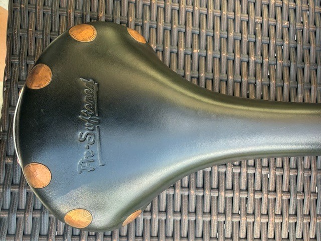 NOS Vintage Brooks Professional «Pre-Softened» Leather Saddle – March 1999 – Unm