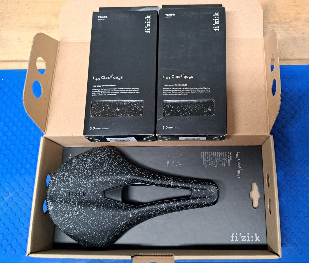 Fizik TEMPO ARGO R3 Kium 160mm Saddle + VENTO 3mm Bartape (2x) – LES CLASSIQUES