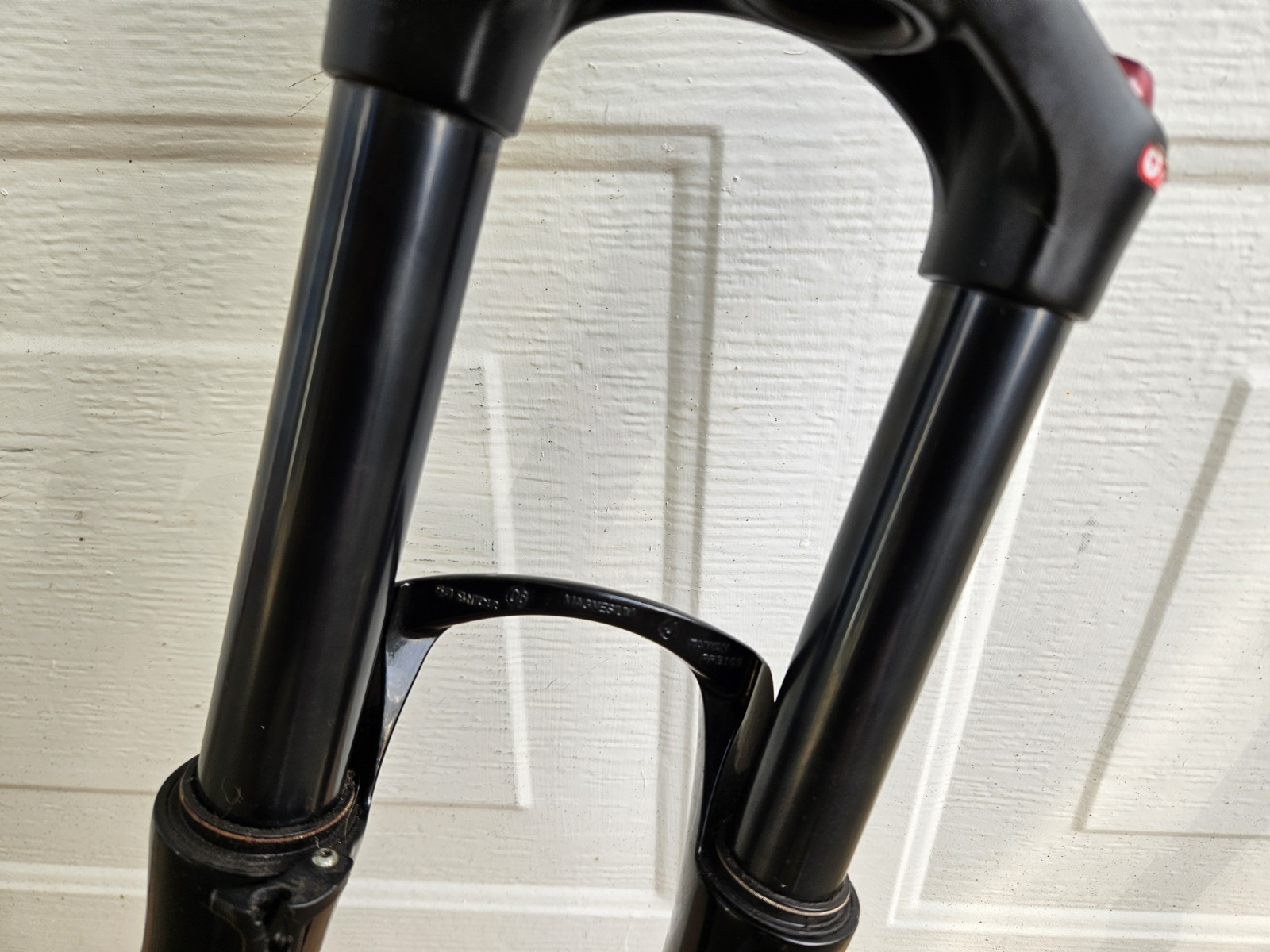 26″ Suntour Epicon 1-1/8″ Threadless Air Suspension Fork Magnesium Black