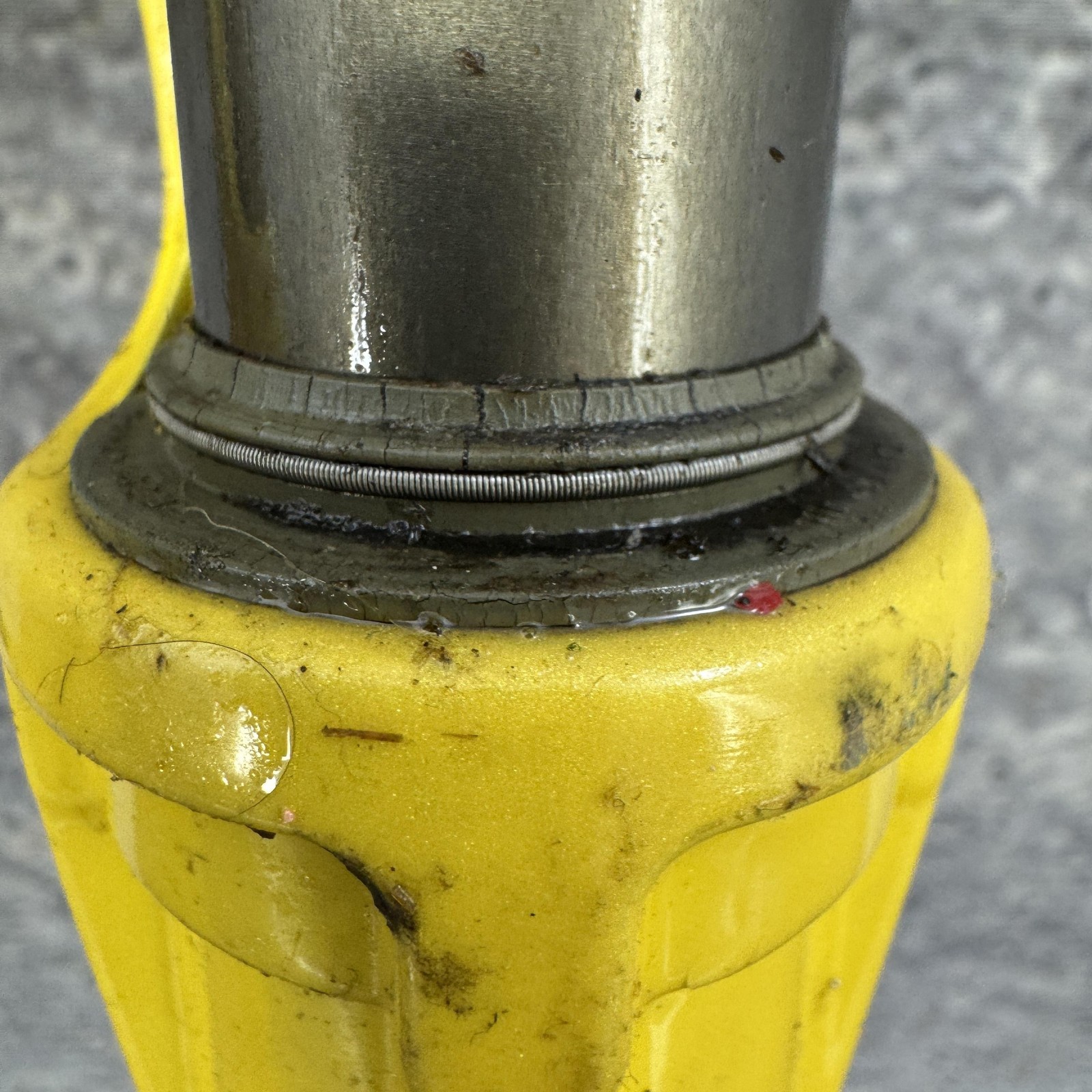 Vintage RockShox Duke Race Suspension Fork 26 1 1/8 Threadless V-Brake Yellow