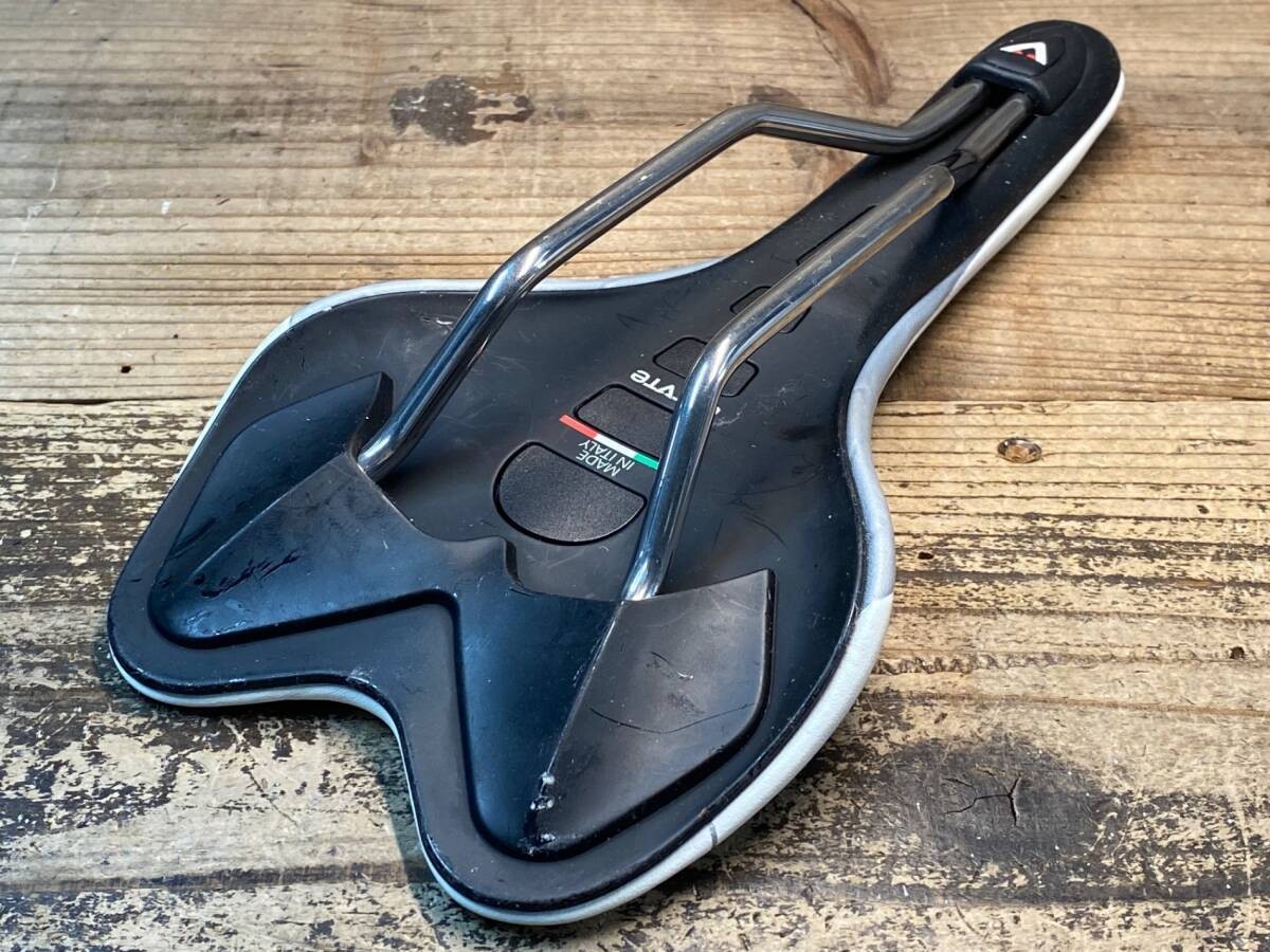 ASTUTE Skyline SR Saddle White with Titanium Rails Lightweight and comfortable