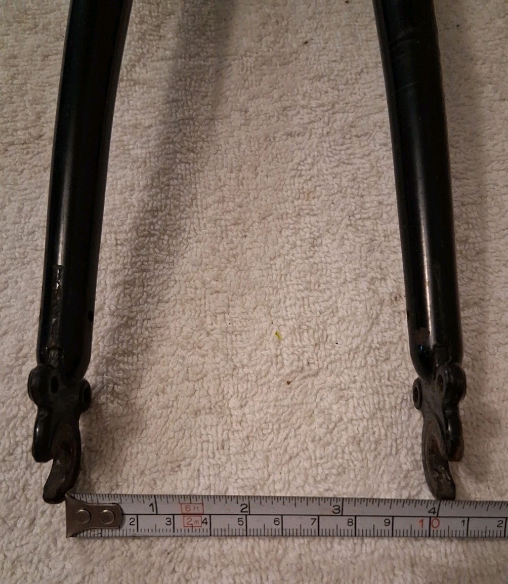 Giant Brand 700c Universal CRMO. Black Taiwan Fork 1″ X 7″ Threaded Gloss Black