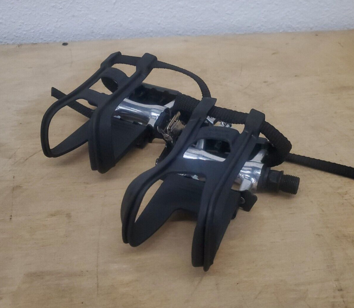 Bicycle Platform Pedals with Plastic Toe Clips and Straps (9/16″)