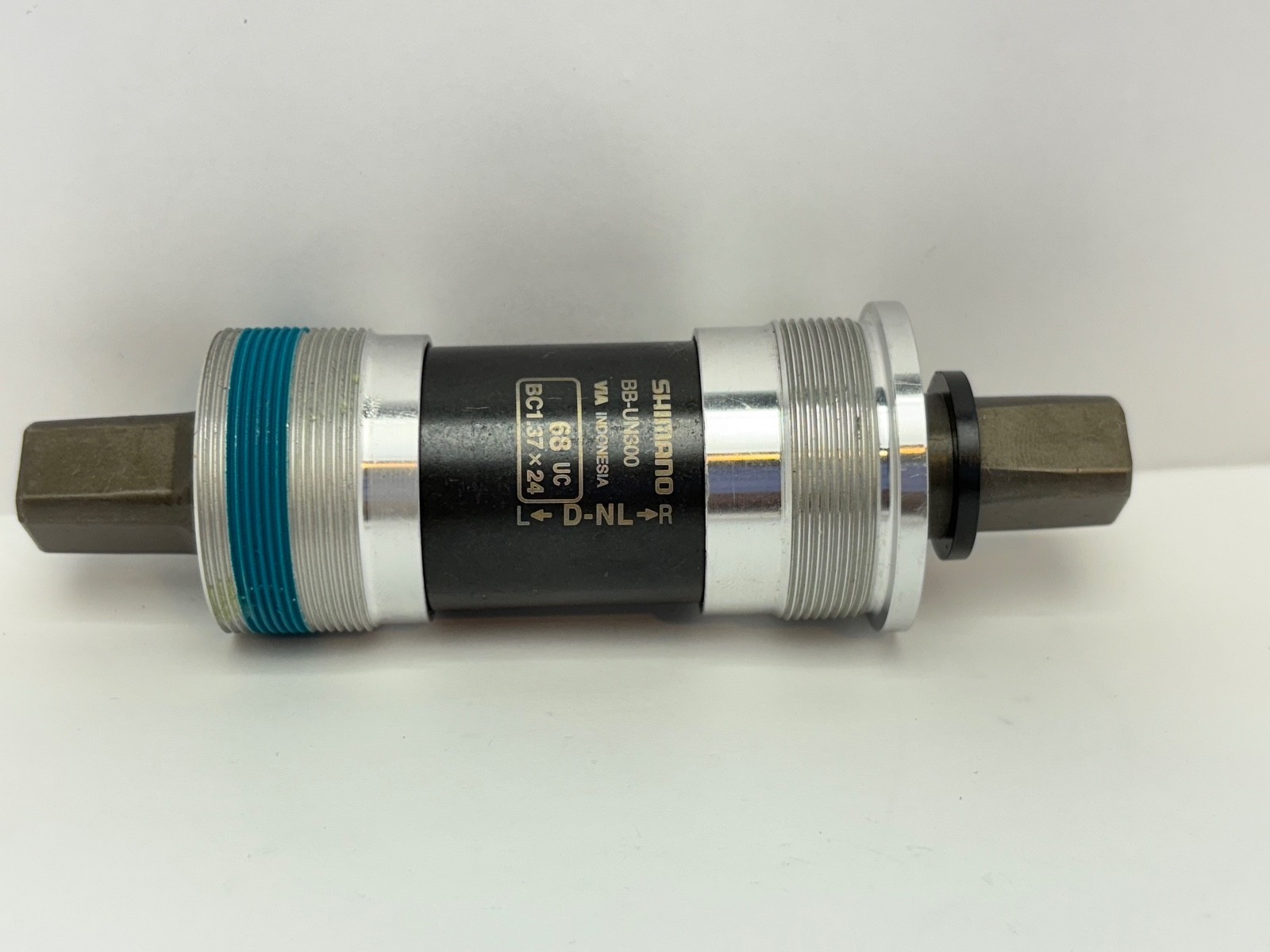 NIB Genuine Shimano BB-UN300 68×122.5mm Square Taper Bottom Bracket