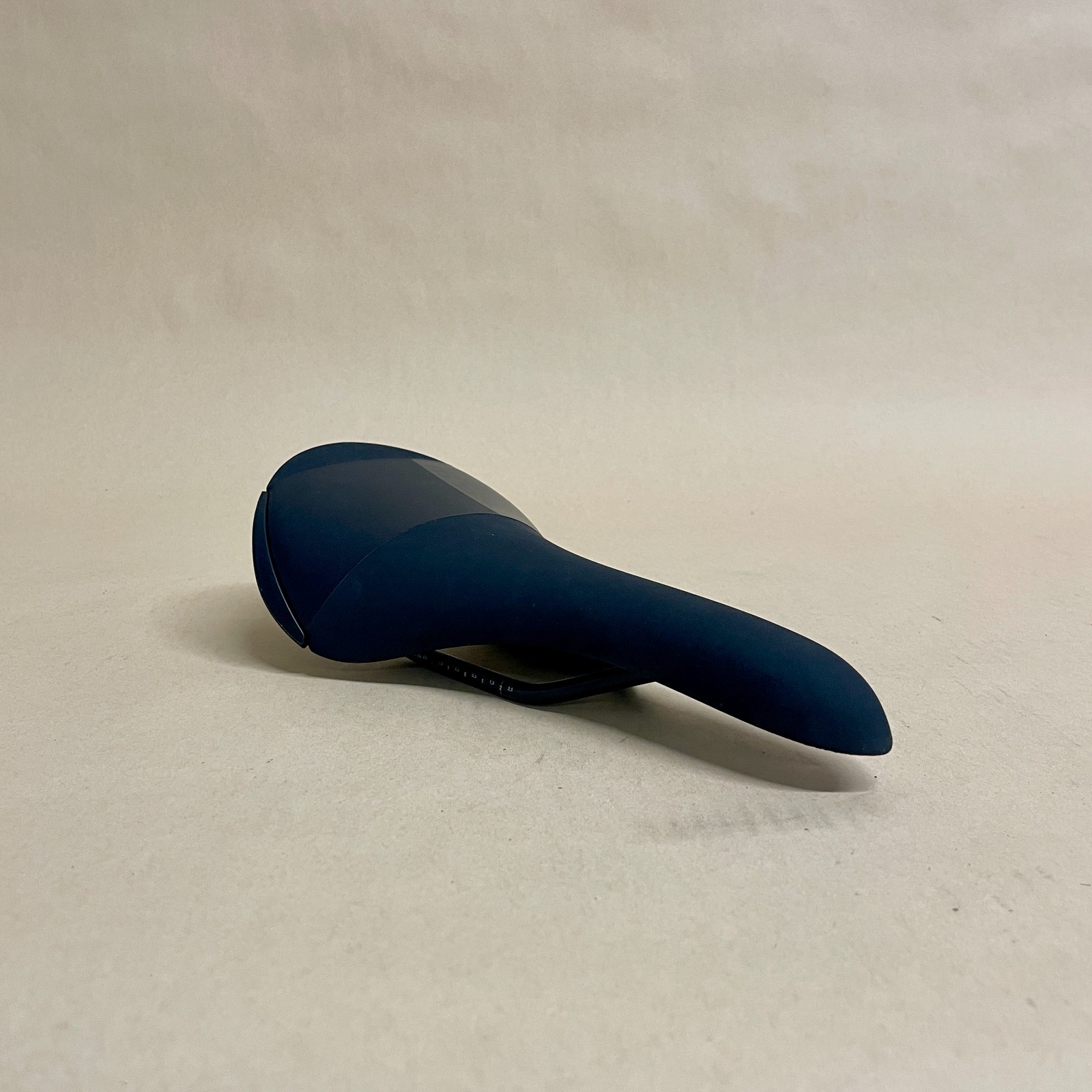 used Fizik Aliante R5 Alloy Rail 138mm x 280mm Saddle 235g Road Racing Endurance