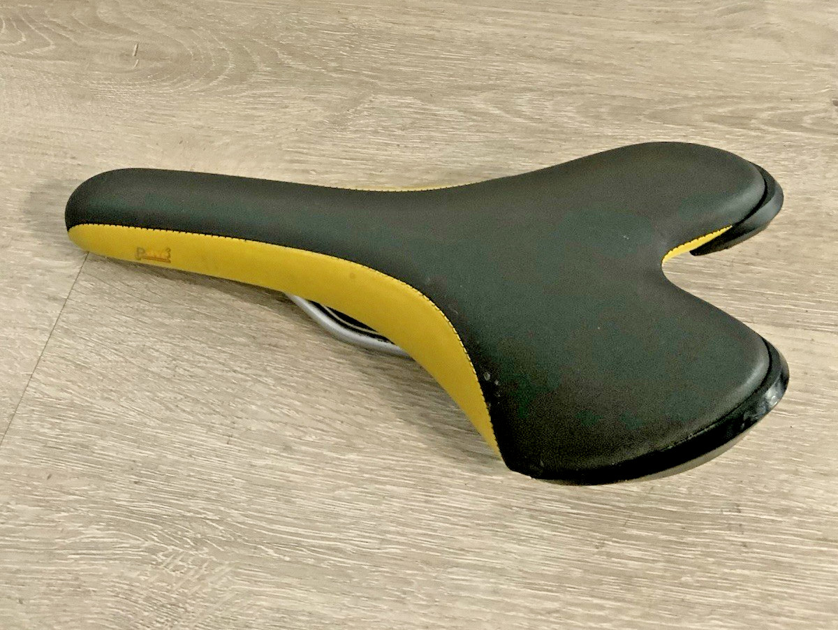 FIZIK PAVE ROAD BIKE SADDLE CHROMOLY STAYS 265 GRAMS 272 MM X 132 MM