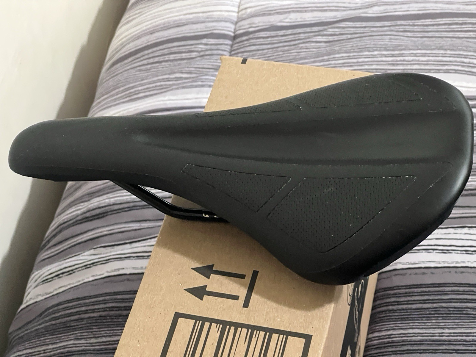 Specialized Henge Black Bike Saddle Seat 143mm, 7×7 Titanium rails