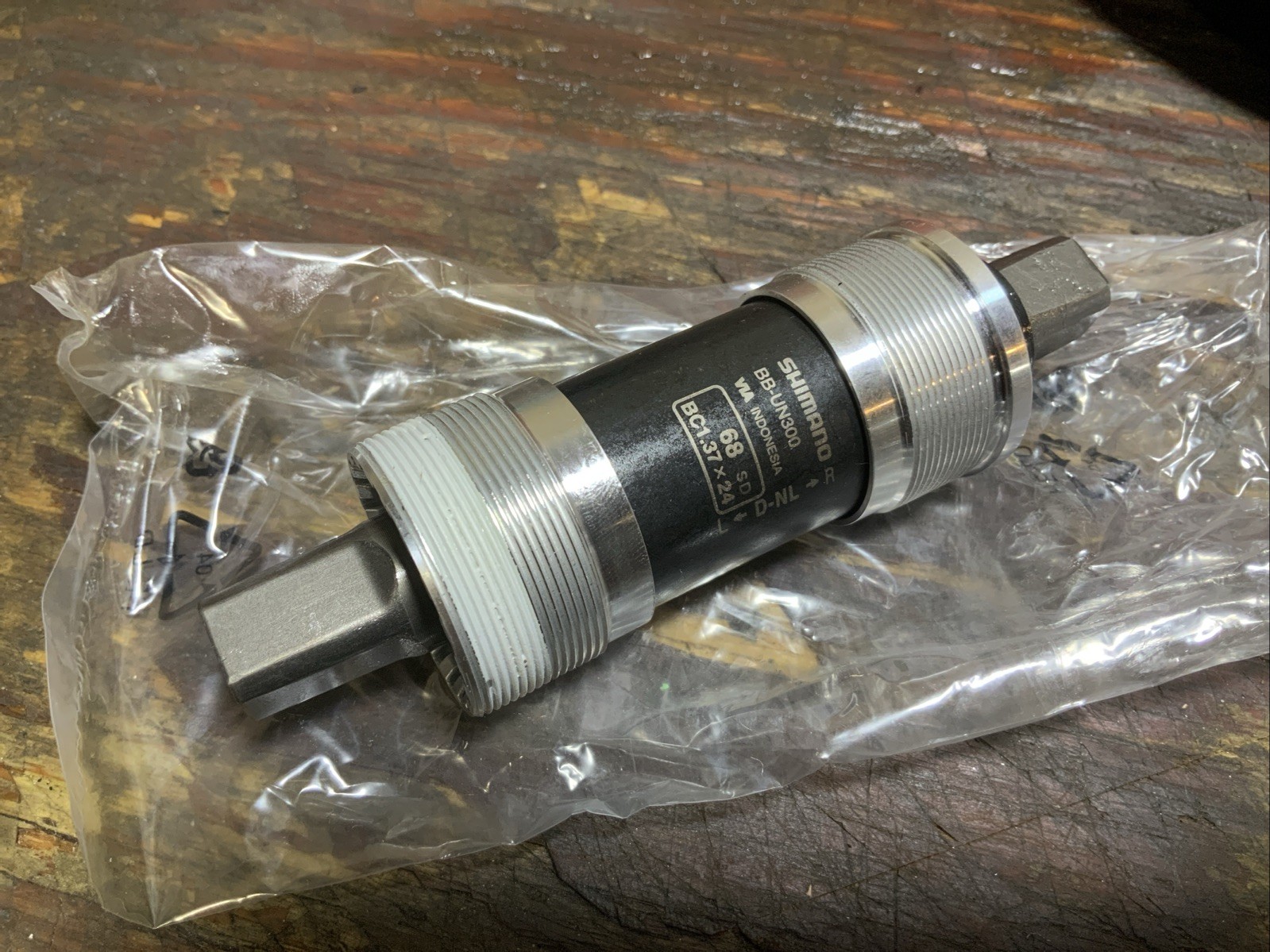 NEW Shimano BB-UN300 Bottom Bracket English 68x123mm, Square Taper JIS