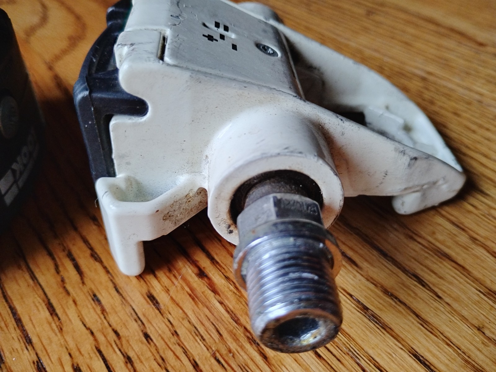 Vintage 1980’s Look Clipless Pedals 9/16″ White