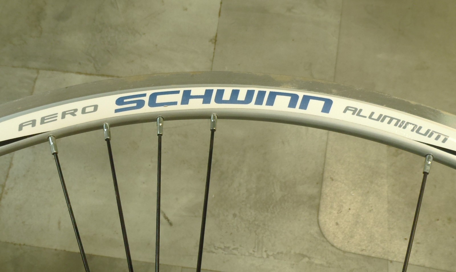 SCHWINN AERO FRONT 700C SILVER ALUMINUM RIM/HUB BICYCLE RIM FWH65