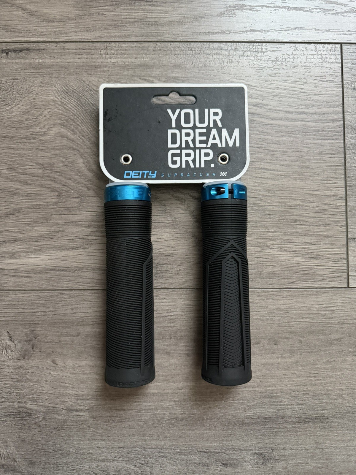 Race Face Getta Grip Lock-On Rubber Handlebar Grips Blue/Black 33mm Pair
