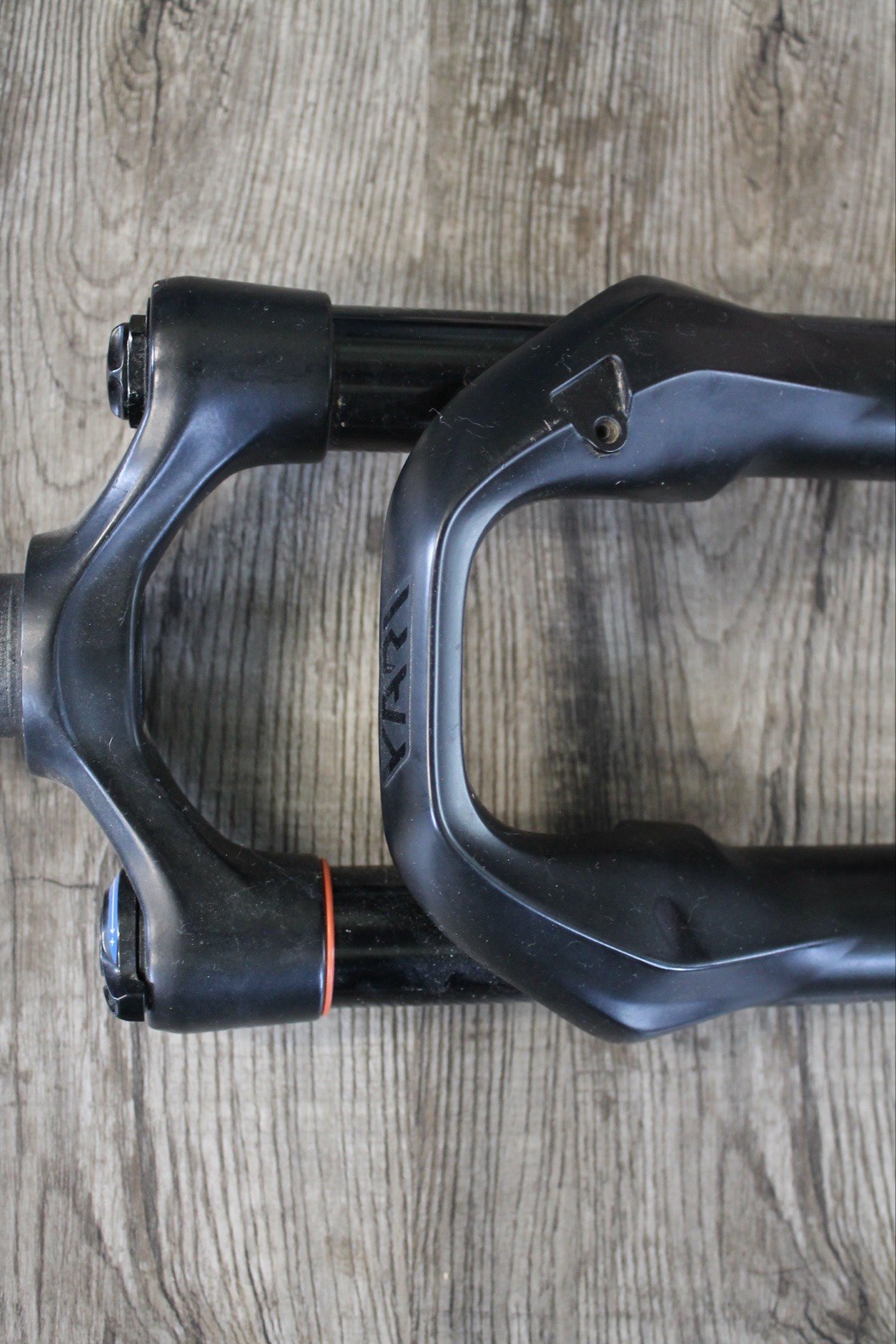 RockShox Yari 27.5in Fork 150mm Solo Air Lockout 1 1/8 Threadless boost
