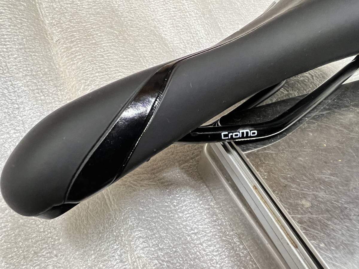 Bontrager Evoke 2 Saddle Cr-Mo Rails 140mm Road MTB Bike UNUSED NEW