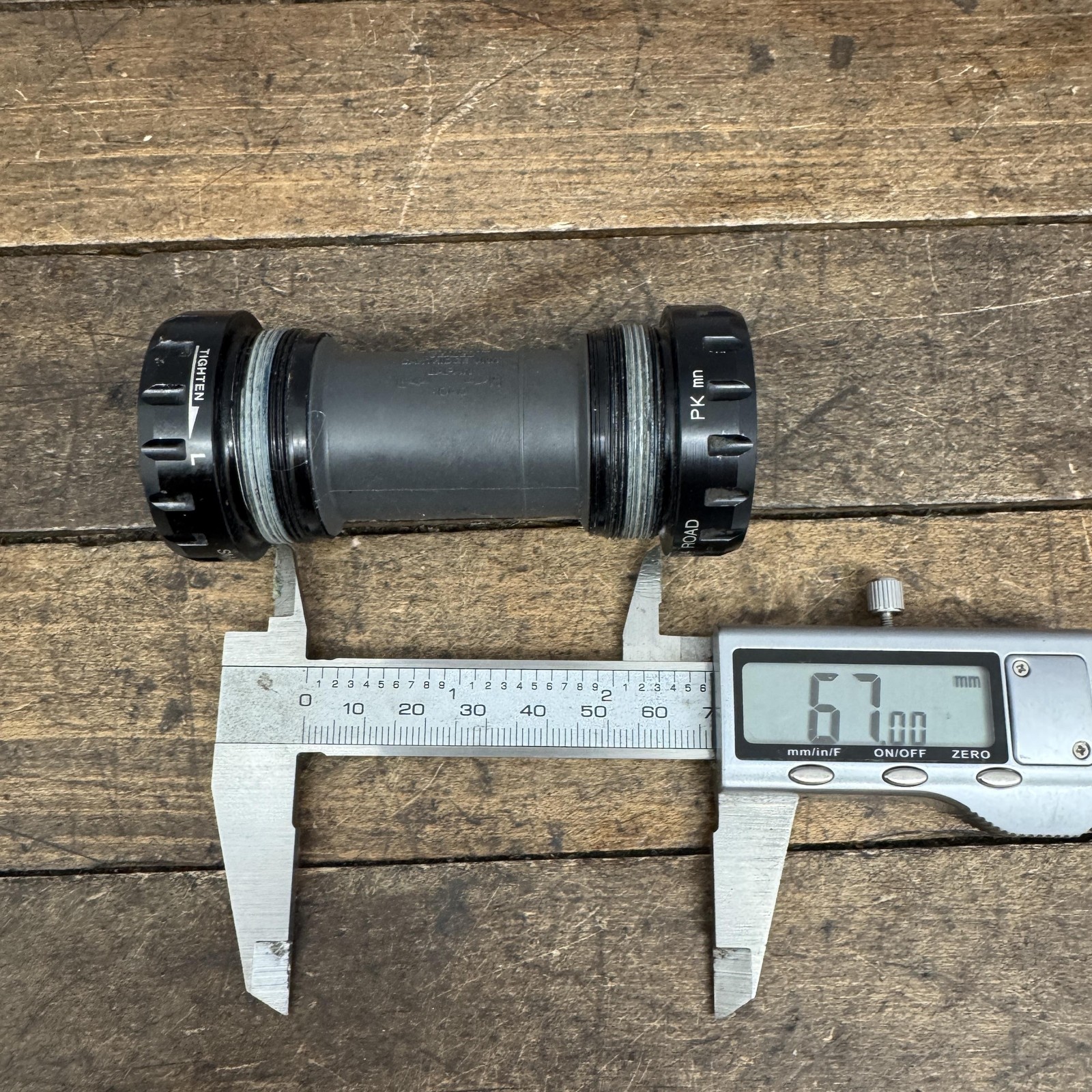 Shimano Bottom Bracket SM-BBR60 68mm BSA 1.37×24 Road Hollowtech II Black